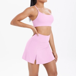 Vue latérale détaillée de l'ensemble jupe de tennis rose et brassière de sport