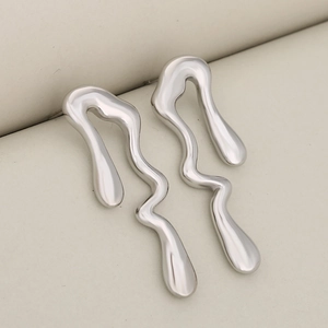 Boucles d'oreilles minimalistes en métal liquide argenté avec design à ondes fluides