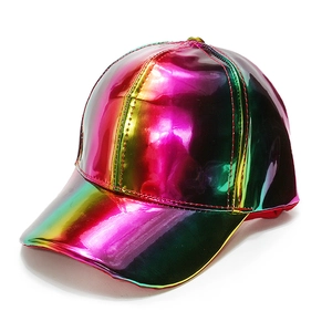 Détail de la casquette baseball holographique arc-en-ciel au fini métallique brillant