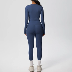 Vista posteriore di un completo yoga blu navy con maglia a maniche lunghe e leggings