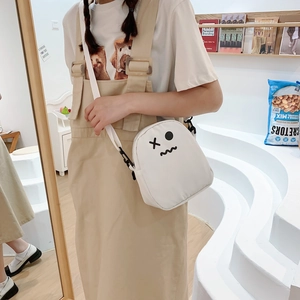 Photo de style d'un sac bandoulière en toile blanche avec imprimé dessin animé mignon