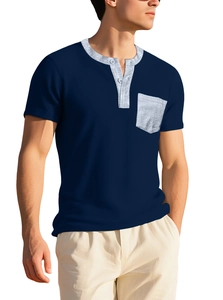 Détail du t-shirt Henley bleu marine avec poche et col contrastés en maille gaufrée