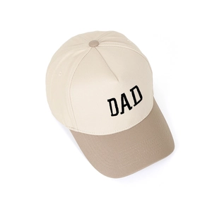 Detailaufnahme der DAD Stickerei auf der zweifarbigen Trucker Cap aus Baumwolle