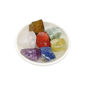 Natürliches Chakra Heilstein Set mit sieben rohen Kristallen in einer Keramikschale