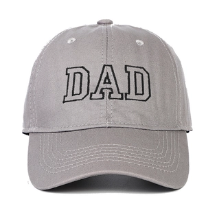 Gros plan sur la casquette de baseball en coton gris clair avec broderie DAD noire