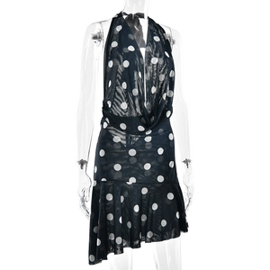 Détail de la robe en tulle à pois noirs avec licou, décolleté en V profond et drapé frontal