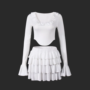 Set bianco a due pezzi con top a maniche lunghe con volant e minigonna a balze