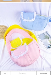 Détail du sac à bandoulière matelassé pour animaux avec volants aux tons pastel