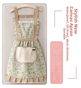 Détail du tablier en toile florale avec poche imperméable et bordure à pois