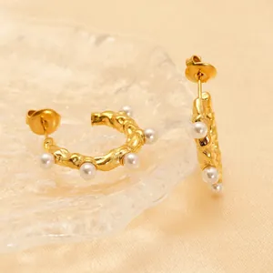 Boucles d'oreilles vintage françaises dorées 18K forme C avec métal martelé et perles