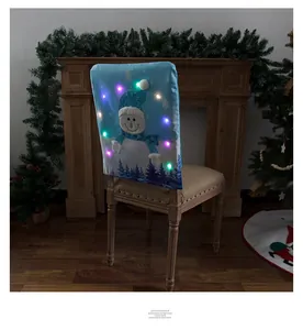 Dettaglio coprisedia natalizio blu con pupazzo di neve e luci LED scintillanti