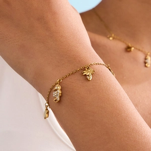Dettaglio bracciale in acciaio inossidabile 18K con ciondoli a forma di cavalluccio e palma