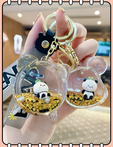 Détail du porte-clés panda en sable mouvant liquide avec coque acrylique et anneau doré