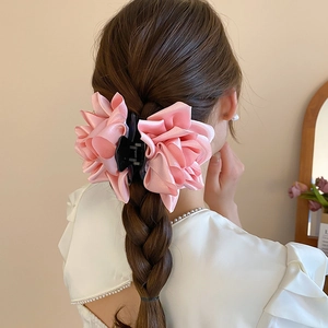 Pince à cheveux avec roses en satin rose élégantes et pétales multicouches