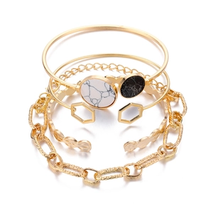 Set di bracciali dorati multistrato con dettagli in marmo e maglie di catena strutturate