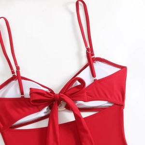 Detail van rode bikinitop met verstelbare strikbandjes en uitneembare vullingen