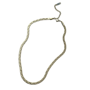 Collier élégant chaîne serpent plate dorée avec fermoir réglable pour un style minimaliste