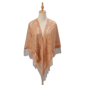 Elegante scialle in pizzo albicocca con motivi a uncinetto traforati e lunghe frange