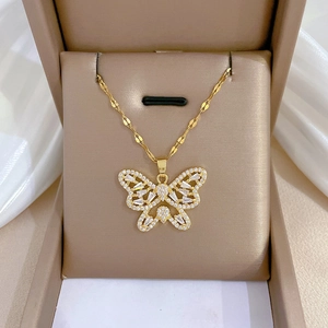 Collier élégant pendentif papillon doré avec zircons blancs dans son coffret