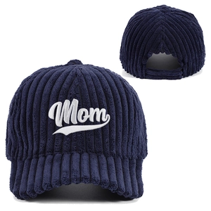 Vues avant et arrière d'une casquette de baseball en velours côtelé brodée Mom