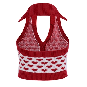 Dettaglio del top in maglia jacquard a cuori rosso e bianco con profondo scollo a V