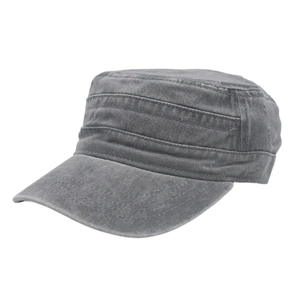 Dettaglio del cappello militare grigio lavato con cuciture orizzontali rinforzate