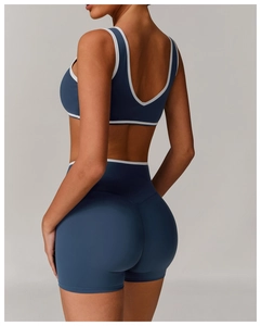 Vue détaillée des bordures contrastées sur le soutien-gorge de sport et le short