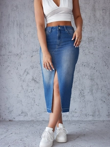Détail de la jupe longue en jean à taille haute avec fente frontale et ourlet effiloché