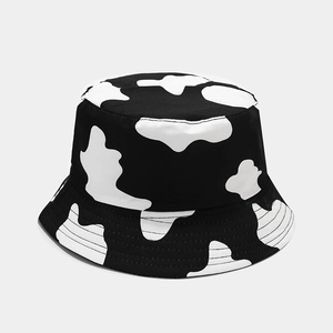 Vue détaillée du chapeau bob à motif vache montrant la texture du tissu et les coutures