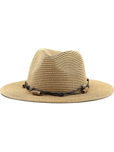 Vue détaillée du chapeau panama en paille kaki avec décoration de perles ethniques