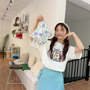 Neceser de flores con cremallera mostrado en una escena de estilo de vida casual