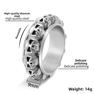 Détail macro de la bague rotative de 9mm en acier titane avec reliefs de crâne