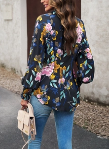 Vue de dos de cette élégante chemise fleurie à manches longues avec motifs sur fond noir
