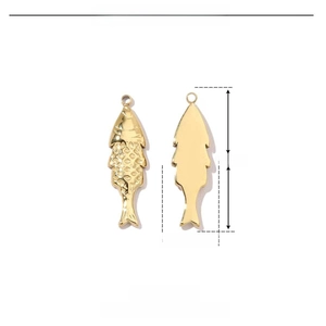 Pendentif poisson en acier inoxydable doré poli avec texture écailles et fini miroir