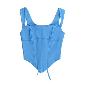 Détail du haut corset bleu clair avec structure à baleines et fines bretelles réglables