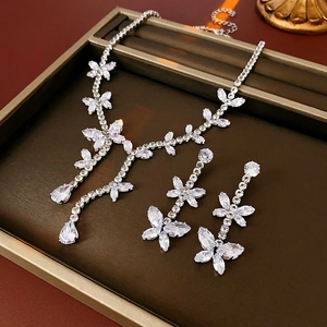 Vue détaillée d'une parure en argent avec papillons et pendentifs en zircone goutte