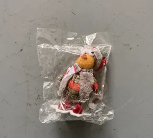 Vue détaillée de peluches de gnomes emballées avec spécifications de taille 12x7x18cm