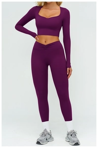 Dettaglio del set yoga viola con vita alta a incrocio a V e design del crop top corto