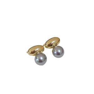 Boucles d'oreilles ovales dorées avec perles grises suspendues, vue à 45 degrés