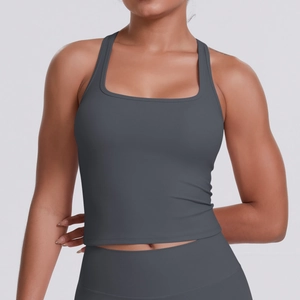 Détail du débardeur de sport gris anthracite à col carré en tissu brossé technique
