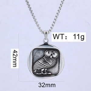 Detailed view of vintage owl pendant with dimensions 42mm x 32mm and weight 11g