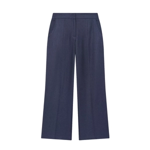 Pantalon bleu foncé à jambes larges, taille haute avec plis marqués et poches sur fond blanc