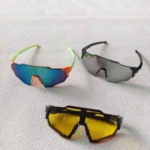 Comparaison détaillée des lunettes de soleil sport enfant avec verres bleus, gris et jaunes