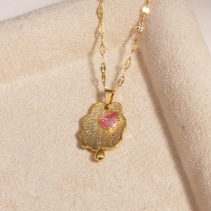 Gold-plated cloud necklace with pink teardrop zircon and hammered texture for women