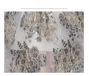 Detail der champagnergoldenen Blumenstickerei und Netzstruktur am Kleid im French Style