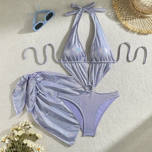 Détail d'un bikini violet métallisé à effet laser avec paréo et anneau décoratif