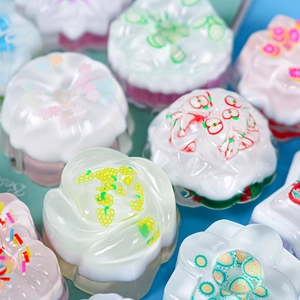 Vue macro du moule en silicone 12 roses avec détails en résine pailletée et motifs de fruits