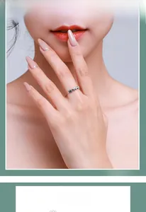 Detail van S925 sterling zilveren ring met gegraveerd olifantreliëf in vintage stijl
