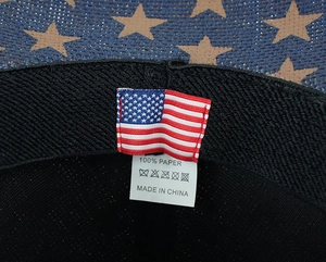 Détail de l'intérieur d'un chapeau de cow-boy montrant l'étiquette 100% papier et le bandeau