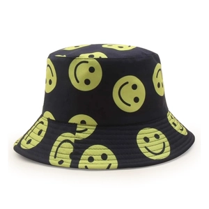Dettaglio del cappello a secchiello nero in cotone con smiley gialli e cuciture del bordo